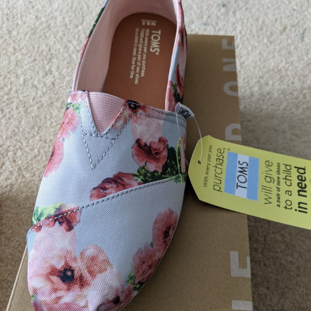 TOMS classic pink graphic floral wm8.5